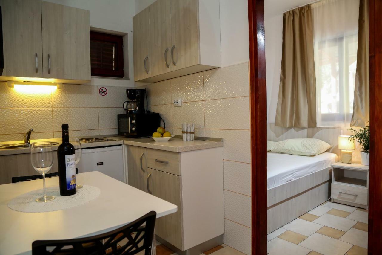 Matea Apartments Milna ミルナ エクステリア 写真